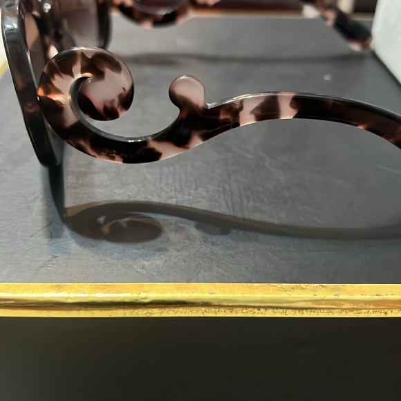 Prada sunglasses - Picture 3 of 3